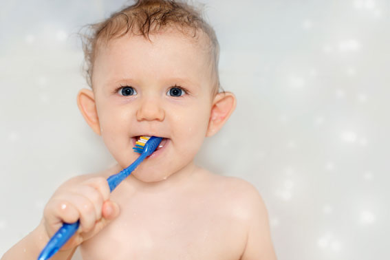 niño-cepillando-dientes